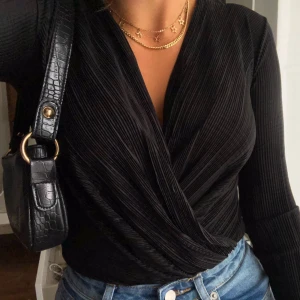 Body - Body från ginatricot i storlek XS. Supersnygg och passar till alla underdelar. Säljer den då den börjar bli för liten. Använd 1 gång så den är som ny. 70kr + frakt, eller högst bud. 💜