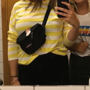 Gul långärmad 50 kr  - Jättefin gul långärmad från Bikbok i strlk M. Använd fåtal gånger. 