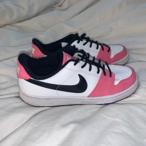 Nike skor - Säljer dessa låga Nike skor. Unika skor som ej säljs idag. Använda ca 2-3 gånger så i mycket fint skick. Storlek 37,5. Pris 300kr. Frakt tillkommer på 63kr.