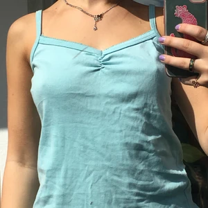 Ljusblått linne  - Riktigt fint linne från kappahl med snygg detalj på bröstet. Väldigt gulligt och passar till nästan allt. 