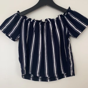 Crop top - En randig crop top. Använt ca två gånger, bra skick. Fraktkostnad tillkommer.
