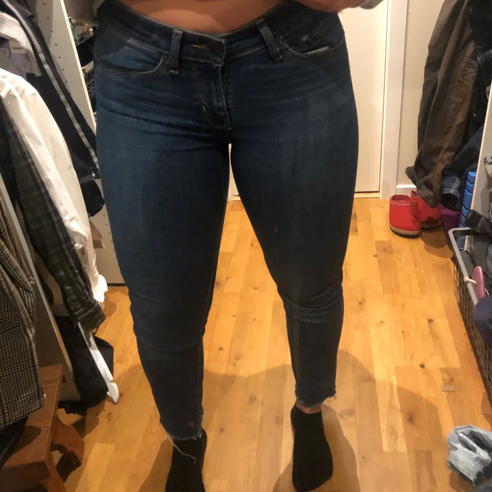 Jeansen är lågmidjade och i väldigt fint skick då jag använt dom 3-5 gånger, slitningarna längst ner på byxan är gjorda själv. Jag är 167cm lång och tycker byxan är lite väl kort på mig👍🏼. Jeans & Byxor.
