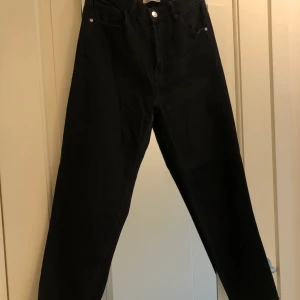 Svarta mom jeans - Svart högmidjade mom jeans och tightare sittande i midjan. Lite märklig bild men väldigt snygga faktiskt men tyvärr växt ur