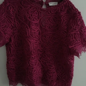 Mörkrosa T-shirt  - Har bara använt denna 1-2 gånger eftersom inte min färg