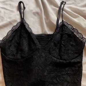 Gulligt linne från BikBok - Så fint linne från BikBok i spets och silke liknande material på insidan. Storlek S men e lite tajt i bystet, passar XS! Kan mötas vart som i skåne annars står köparen för frakt✨ Skriv för fler bilder/info💖