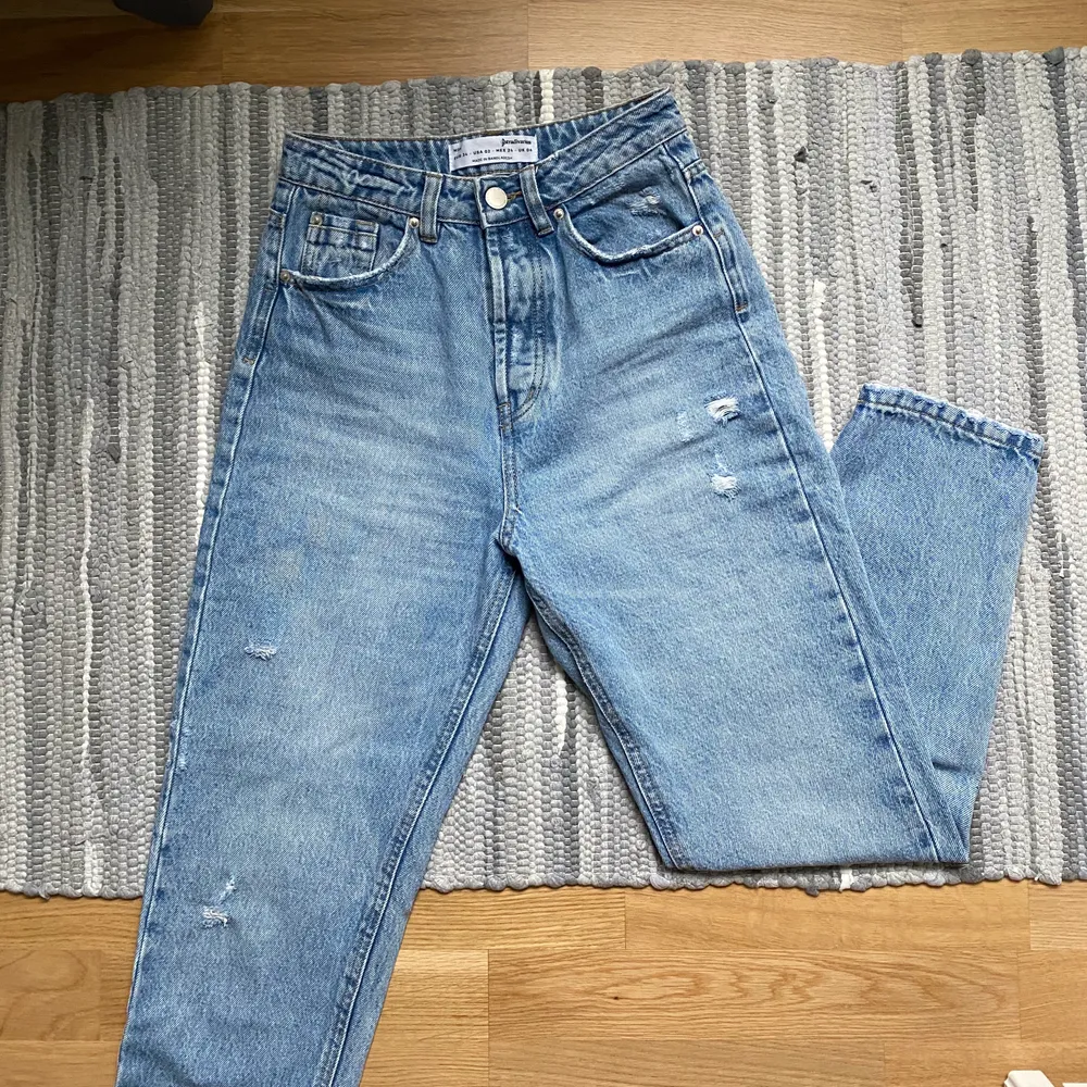 Frakt inkluderat i priset! De är fortfarande nya, bar dem bara ett par gånger!  De är riktigt höga midja.☺️. Jeans & Byxor.