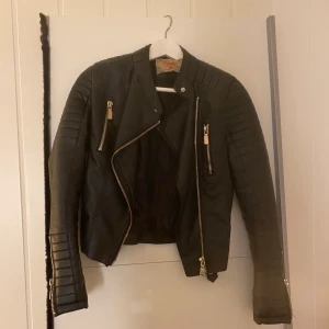 Skin jacka  - Jag säljer denna otroligt fina skinnjacka. Den är i storlek 36 och är köpt på chiquelle. Säljer pågrund av att den är för liten. Pris kan diskuteras. 