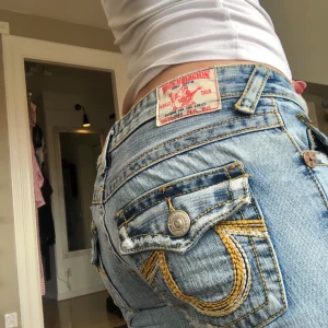 True Religion jeans - Snygga ljusa True Religion jeans med utsvängda ben! I storlek 27. Låg midja! Köpt är köpt :)