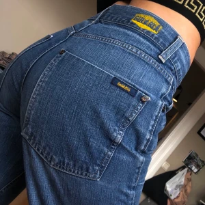 Jeans från Gul & Blå - Vida jeans från Gul & Blå i storlek S!