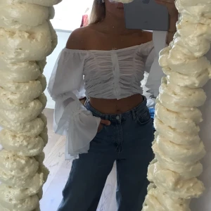 Vit blus med lösa ärmas - Oanvänd blus med prislapp kvar från Asos. Supersöt och går att anpassa till off-shoulder eller täckta axlar! Frakt på 49kr tillkommer ⚡️✨🥰