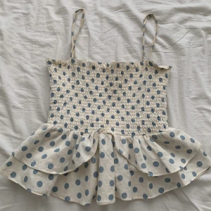 Söt topp - Prickig topp från zara. Är i gott skick. Kan mötas upp eller så står köparen för frakten💕