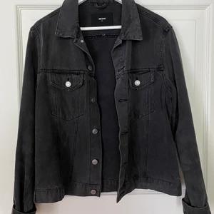 Jeansjacka BikBok strl M - Säljer jeansjacka från BikBok i grå/svart tvätt strl M. Fraktkostnad tillkommer // kan möta upp runt Karlshamn. 