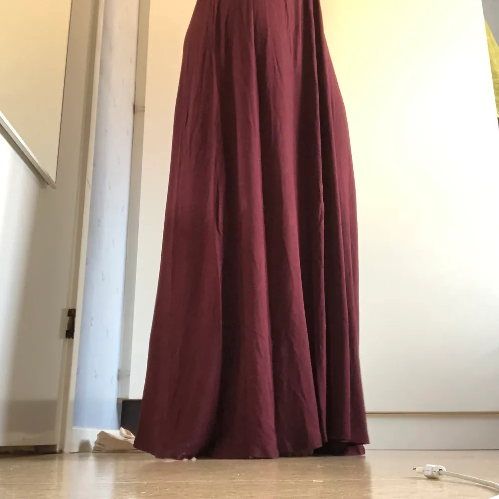 En superfin maxiklänning i vinröd färg och skönt trikåmaterial. Den är inte använd ännu och är i nyskick! Jag är 165cm och den sluter precis vid fötterna🦶🏼. Klänningar.