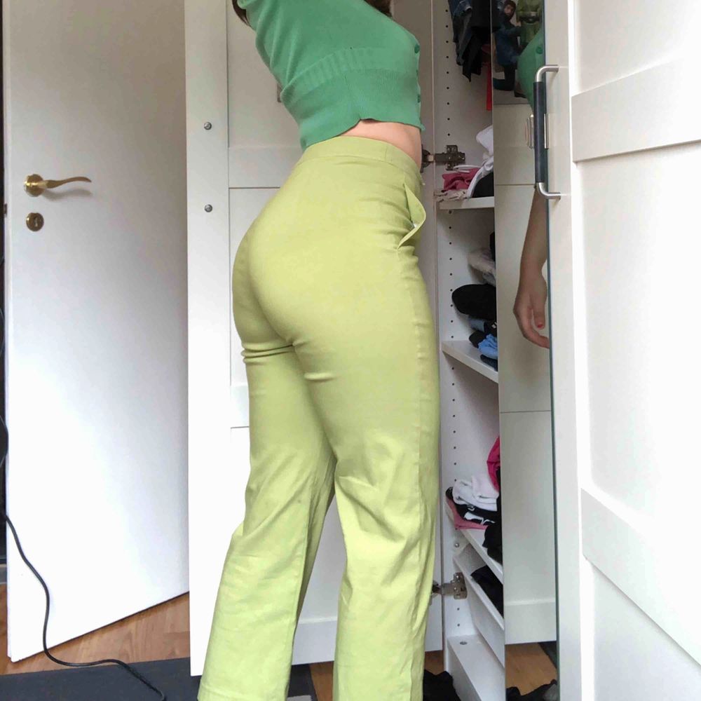 Gröna högmidjade kostymbyxor av stretchigt material väldigt somriga 🥝🍏 (frakt är 40kr extra) . Jeans & Byxor.