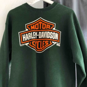  - Sweatshirt köpt på Beyond Retro med ’Harley-Davidson’ tryck💚 Bra skick trots begagnad. Strl M :) Buda i chatten, 270kr inkl frakt just nu, avslutas kl 13 imorgon (24/7)