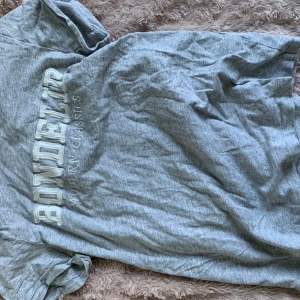 Bondelid T-shirt  - T-shirt från MQ. Grå med vit text broderad. Jättefin storlek S. Köpt för 300 ❤️ jättefint skick 