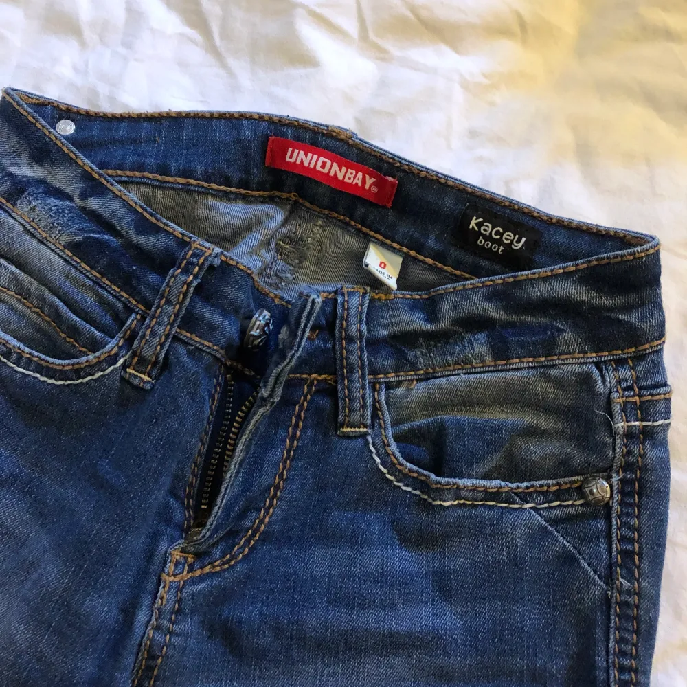 Superfina jeans inköpta i USA i storlek 0. Passar mig som har 26/27 i byxor eller S. Riktigt sköna och sitter som en smäck! 150kr + frakt och de är dina :). Jeans & Byxor.