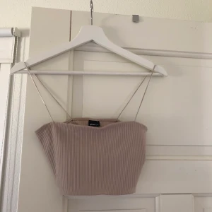 Topp från Gina tricot - Beige topp från Gina tricot i storlek 34. Använd två gånger 🦋 