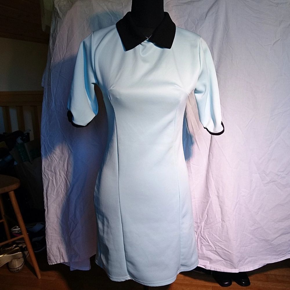 Ljusblå klänning med svart krage, superfin och ovanlig babydoll-modell. Ett par fläcken som jag är ganska säker på går bort i tvätt, men de syns på sista bilden! . Klänningar.
