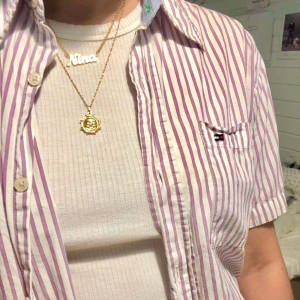 Tommy Hilfiger skjorta  - Jättecool vintage tommy hilfiger skjorta köpt på beyond retro . Använd endast en gång och säljer då den inte kommer till användning ✨🌸