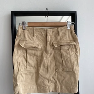 Kjol - Kjol från Gina, använd fåtal gånger. Är i st 38 men passar mig som brukar bära 34💕