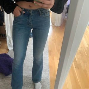 utsvänga jeans - ett par låg midjade utsvänga byxor🥰 vet ej när de är köpta. byxorna är i helt ok skick!