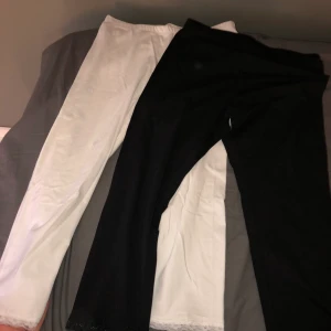 Tights  - 2 par 3kvarts tights ett par svarats o ett par vita, jätte bra för att ha under klänningar eller om man går i dans 