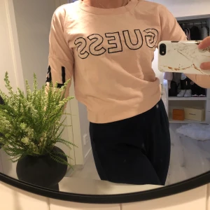Guess tröja - Väldigt fin rosa tröja från guess, storleken är xs🌸