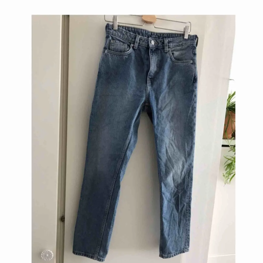 Jeans från Weekday i modellen Seattle! W26 L28. Jag har normalt 26 i jeans men dom är stora i storleken så passar strl 27. Hög midja raka ben. Frakt tillkommer! Har på mig storlek 25 på bilderna för att visa hur dom sitter 🥰. Jeans & Byxor.