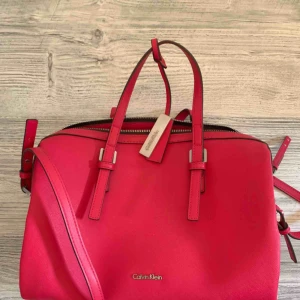  - Äkta Calvin Klein väska, köpt för ungefär 800kr, väskan är praktiskt taget oanvänd men dragkedjan krånglar och skulle behövas bytas därför jag säljer så billigt!