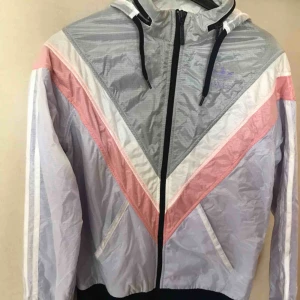  - Snygg windbreaker från adidas. Sval och relativt vattentät så perfekt för sommaren! I kragen finns en luva som man kan veckla ut om man vill. Märkt 38 men skulle säga att den är mer som en 36. 150 kr inkl. frakt✨