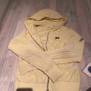  - Knappt använd ljusgul hoodie från Odd Molly i velour. 