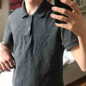  - Svart/Grå tröja från Uniqlo jättefint skick. Original pris 400. Bara använt runt två veckor, anledning till att jag säljer är för att den blev för liten  