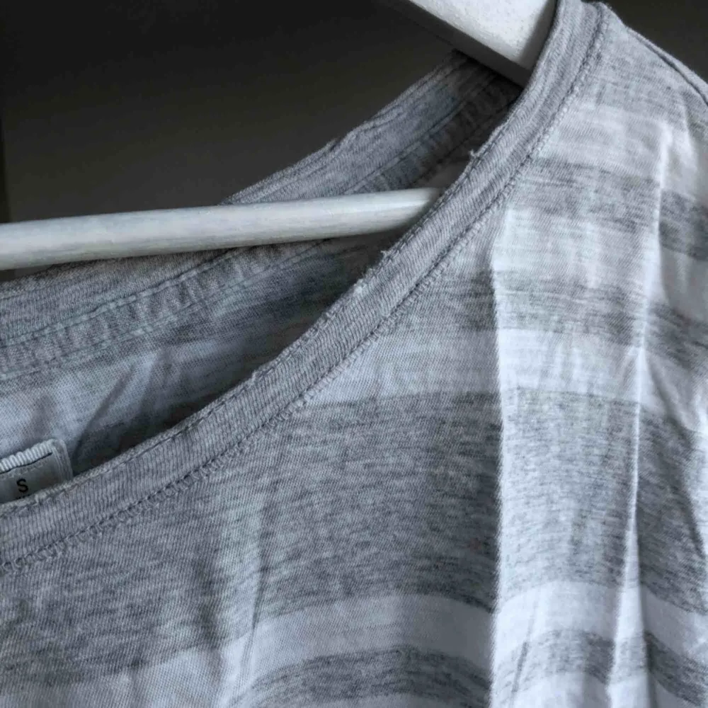 En vit- och grårandig tröja från Abercrombie & fitch i storlek S. Lite sliten i kragen som kan ses på bilden, men väldigt mysigt och luftigt material. . Tröjor & Koftor.