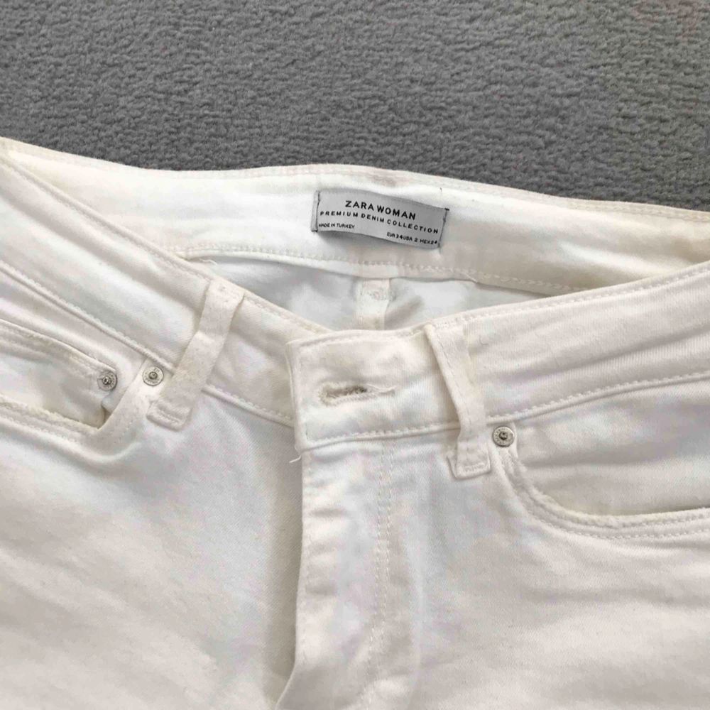 Vita bootcut jeans köpta på Zara. Sköna och stretchiga inte heller genomskinliga. . Jeans & Byxor.