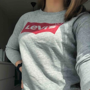  - Skön levis tröja säljs då den är för kort i armarna för mig. Använd ganska mycket och är en gammal favorit   Priset kan diskuteras men frakt tillkommer och jag tar swish :)