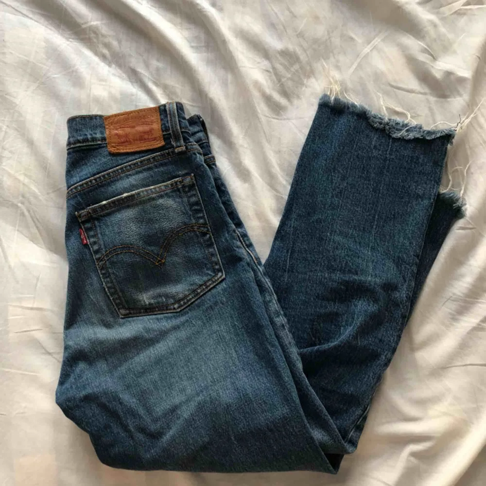 Skitsnygga mörkblå levisjeans!! Väldigt bra skick, lite korta men de är snygga till sommarn, jag står för frakten. Jeans & Byxor.