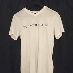 Vit Tommy Hilfiger T-shirt från KidsBrandStore. Storlek 152/164 som motsvarar XS, dock ganska stor i storleken. Använd max 3 gånger, eventuell frakt betalas av köparen👍🏼