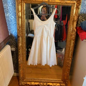  - Fin klänning till både vardags användning och finare tillfällen. Använd ett fåtal gånger. Säljes pga den kommer inte till användning. Köparen står för frakten och betalas via swish. 