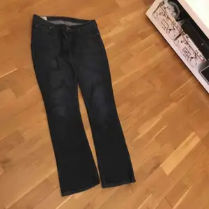 Lee jeans bonnie mörkblåa str m straight  Bjuder på frakt vid snabb köp 