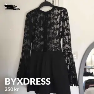 Snygg byxdress  aldrig använd 