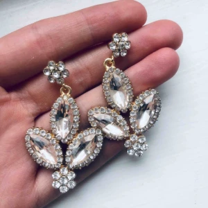  - Superfina, festliga öronhängen. Använda ett fåtal gånger. Köparen står för frakt!  