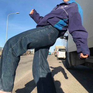  - SUPERCOOL jacka i tunt vind material. Väldigt Retro och Unik. Fint skick och grymt pris! 💜💙💚💛🧡 Frakt tillkommer! Annars möts vi runt Söder⭐️