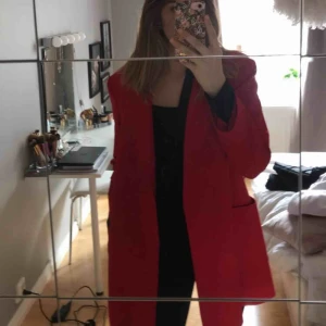  - Superfin röd kappa. Väldigt fin färg med snygga fickor. Du står för frakten 