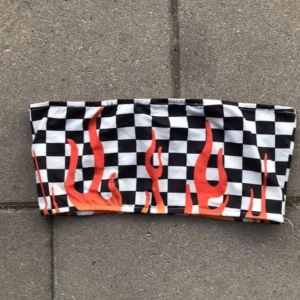  - Säljer denna toppen med rutor och eldflammor, den funkar som bikini eller linne! 