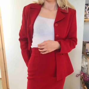  - Ett supersnyggt rött kostymset från Claude Zana som jag köpte i en vintagebutik i Paris. Kavajen och kjolen är i jättebra kvalité, inget slitage och jag själv har aldrig använt den. Priser kan diskuteras och den säljs till den som budar högst!💘