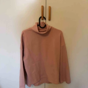  - Rosa stickad från Gina Tricot. Använd 1 gång. Frakt tillkommer 