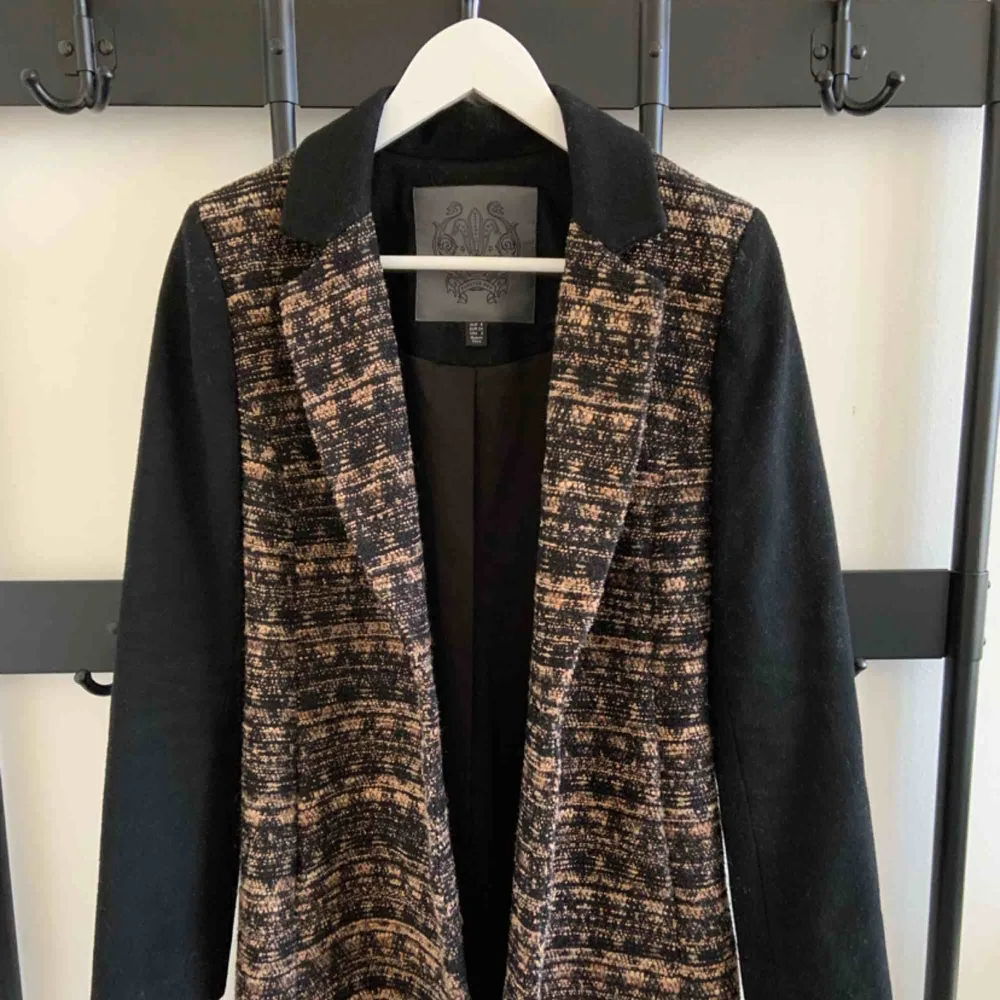 Chic black coat with gold/bronze details Brand: Forever New (Australian brand) Colour: black Size: 34. Jackor.