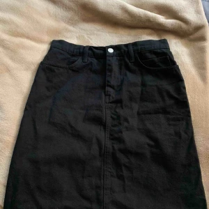  - Svart jeanskjol från Nelly i storlek 36, endast använd vid ett tillfälle. Köparen står för eventuell fraktkostnad 
