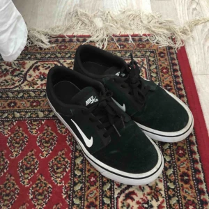  - Snygga nike skor i bra skick. Frakt tillkommer